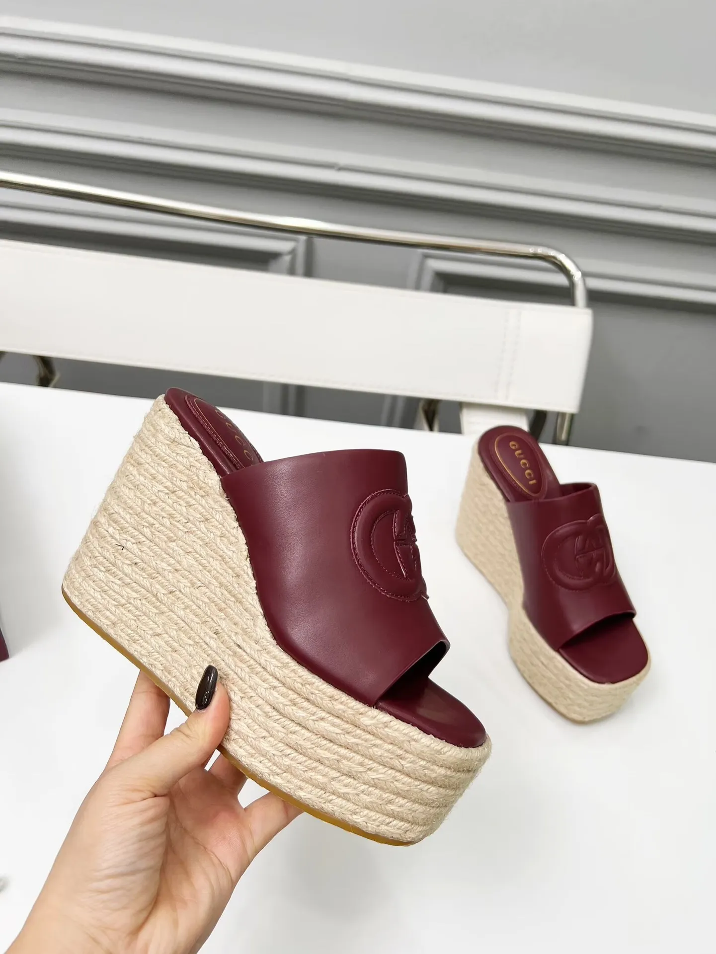 👟👟Ex-factory price 460👟👟 Gucci’s new slippers, fashionable, high-end and full of personality✅ Very stable, comfortable and durable for daily use, convenient and unique for daily matching, a must-have classic for summer, the upper is made of GUCCI brand stitching Fabric: cowhide Lining/feet: sheepskin Platform height: 11cm Color: black, white, brown, burgundy, pink Code number: 35-42 (41 and 42 need to be customized) Packaging: Comes with cloth bag and card.